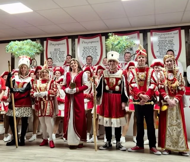 Kinderdreigestirn und Erwachsenendreigestirn im Ornat auf der Bühne der Bürgerhalle